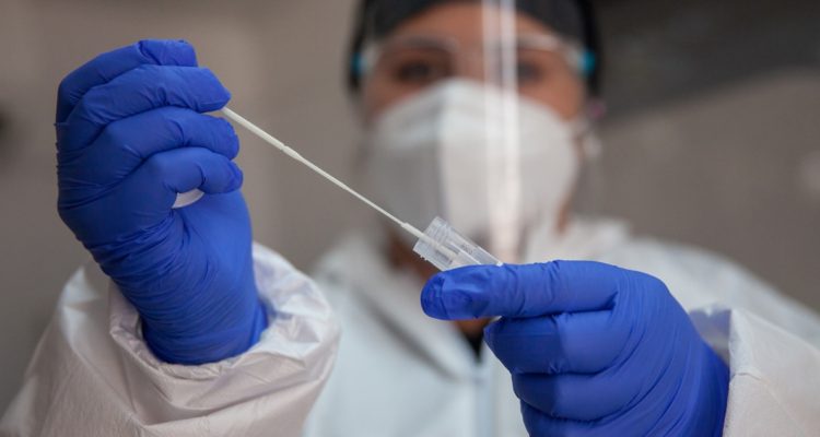 Alza de contagios de covid en Chile