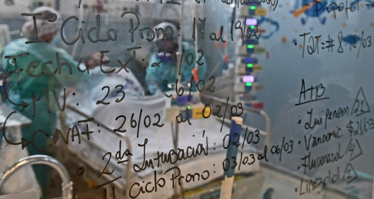 Experto de la Universidad de Chile advierte que podríamos superar los 15 mil contagios diarios si continúa alza de casos