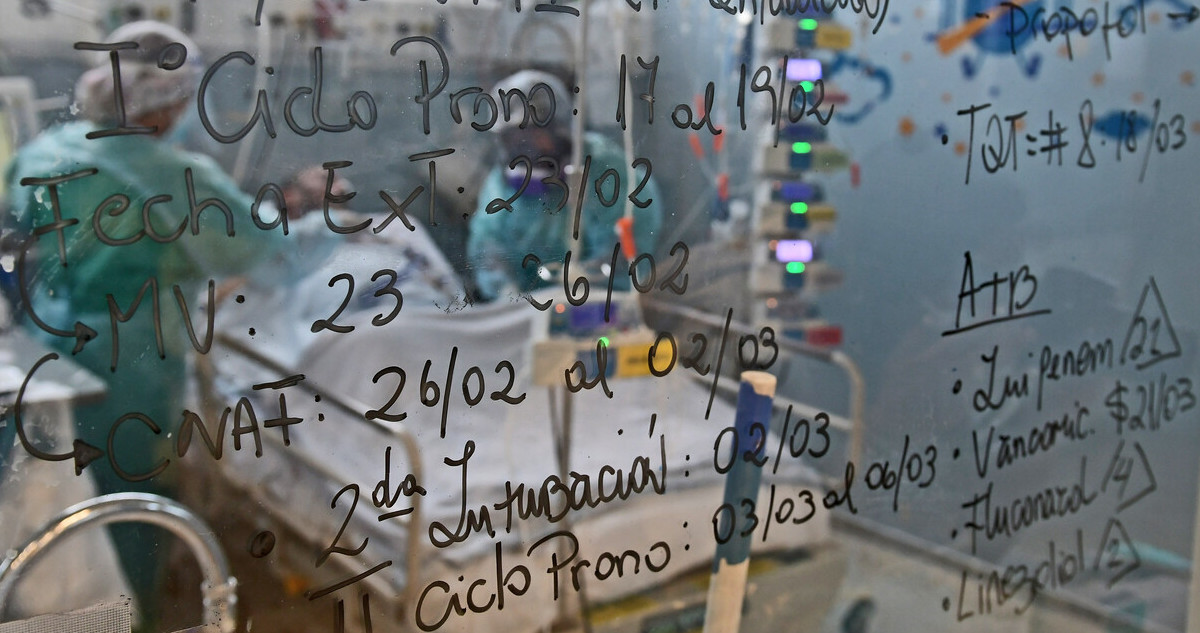 Experto de la Universidad de Chile advierte que podríamos superar los 15 mil contagios diarios si continúa alza de casos