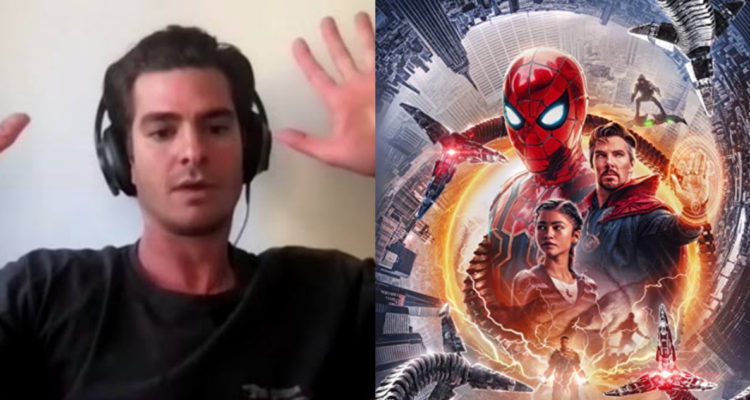 El actor Andrew Garfield durante una entrevista con Jimmy Fallon y la pancarta de la película Spider-Man: No Way Home