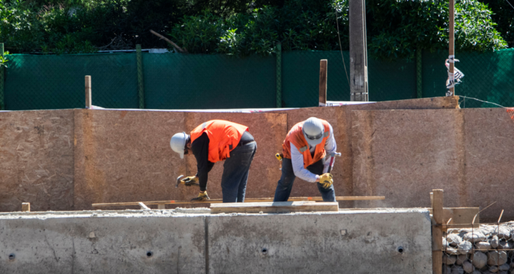 Trabajadores de la construcción realizando labores propias de su profesión