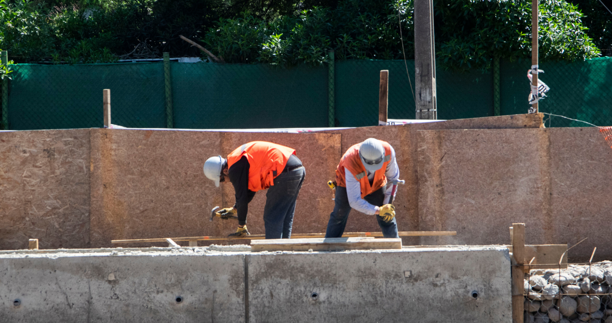 Trabajadores de la construcción realizando labores propias de su profesión