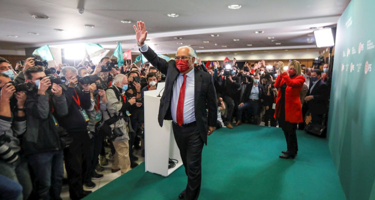 Antonio Costa saludando a sus seguidores.