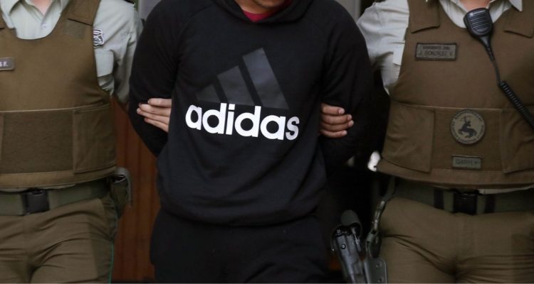 Detienen a hombre acusado de acuchillar a dos mujeres en Quellón