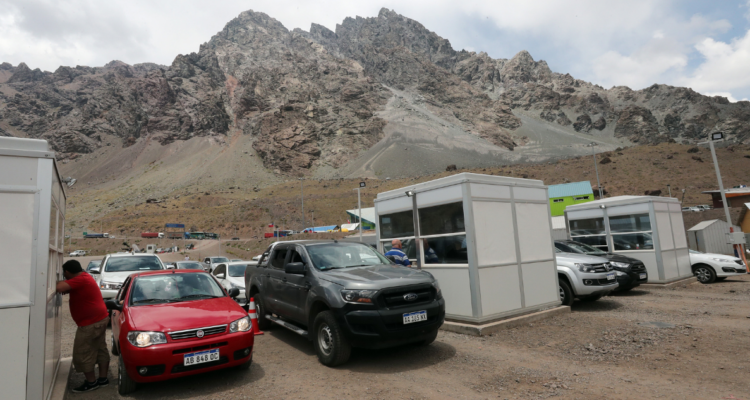 Visitantes argentinos cruzan un paso fronterizo Los Libertadores en la Cordillera de Los Andes (Chile), en una fotografía de archivo.