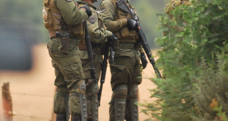 Araque a Carabineros en Ercilla y Victoria.