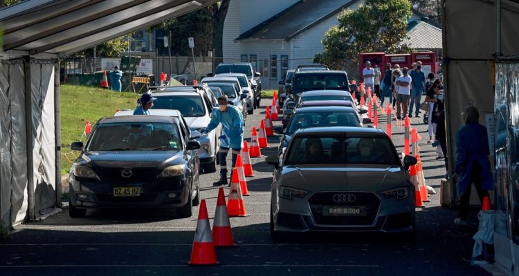 Fila para test PCR en Australia