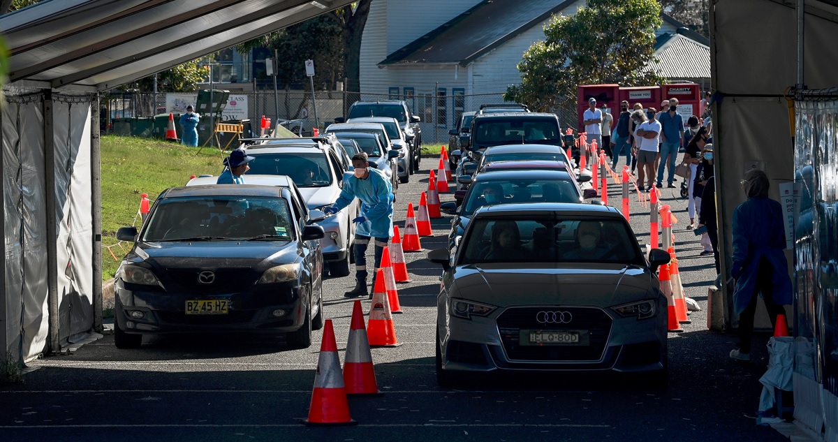 Fila para test PCR en Australia