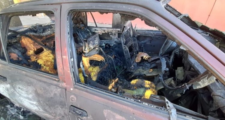 En cosa de segundos fue consumido por las llamas un vehículo