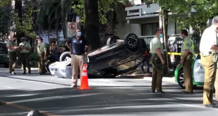Auto volcado en Providencia
