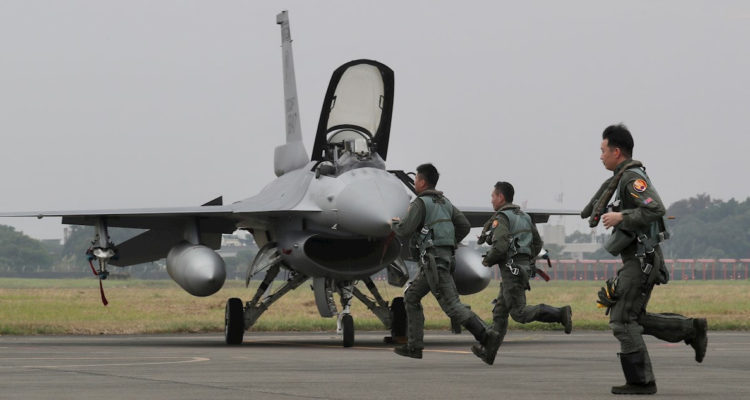 Encuentran restos de avión militar siniestrado en Taiwán: intensifican búsqueda de piloto