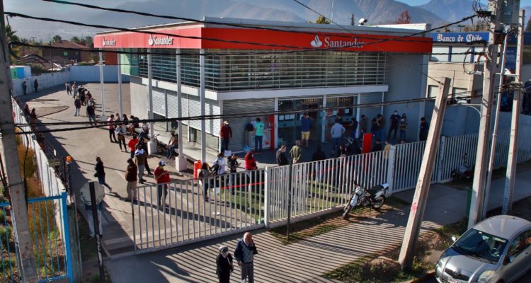 Bancos piden preferir canales online y minimizar visita a sucursales ante alza de contagios de covid
