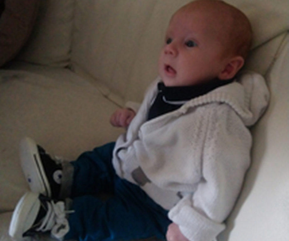 Bebé Teddie de 11 semanas de nacido, asesinado por novio de su madre en Reino Unido.