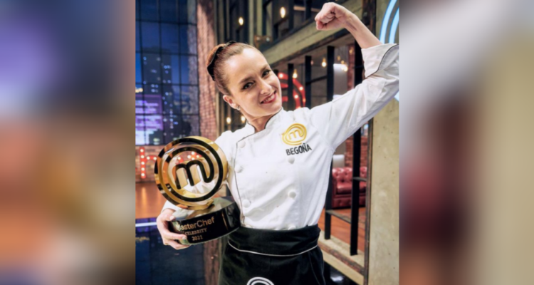 La actriz Begoña Basauri con el trofeo de MasterChef.