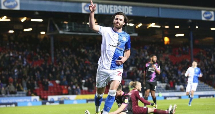 Ben Brereton Díaz anotando para Blackburn.