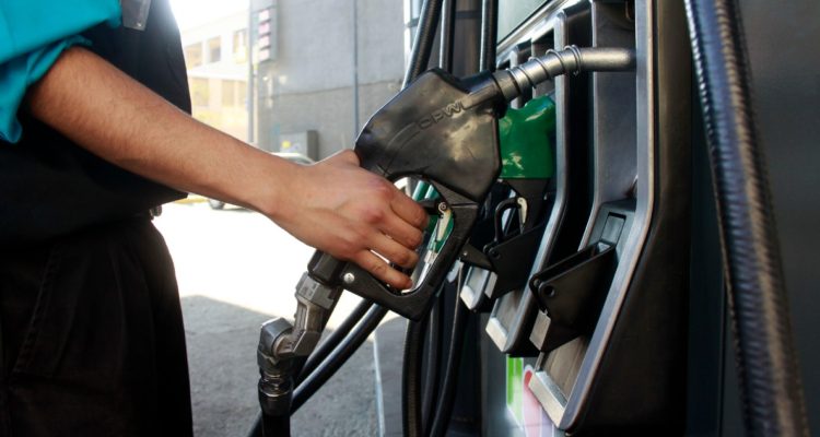 Contando kilómetros: Bencinas ya superan los $1.000 promedio por litro y estarían lejos de bajar