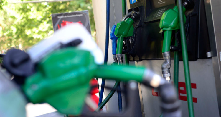 Bencinas todos los combustibles suben 6,5 pesos por litro, menos el GLP que disminuye $0,5