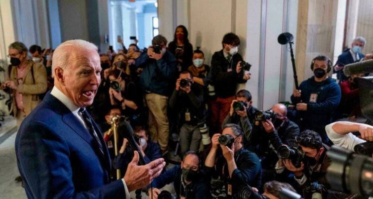 Doble revés para Biden: Corte bloquea vacunación obligatoria en empresas y reforma de acceso al voto