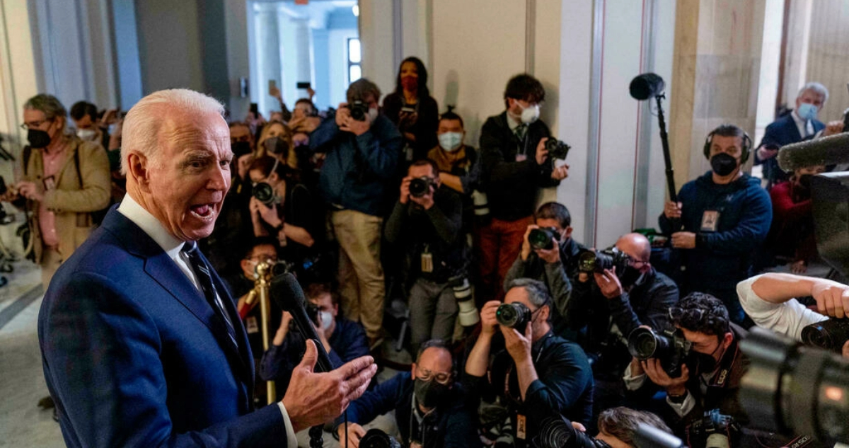 Doble revés para Biden: Corte bloquea vacunación obligatoria en empresas y reforma de acceso al voto