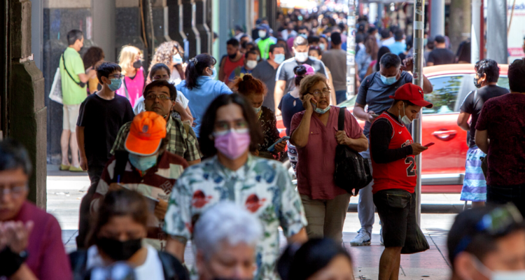 Personas caminando con mascarilla