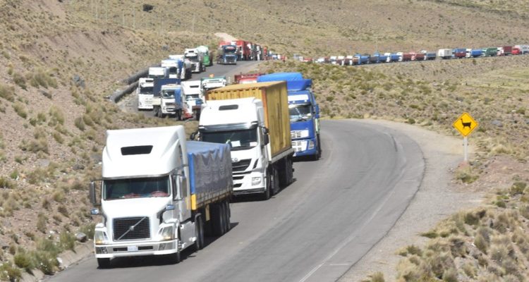 Bolivia propone hacer test PCR a camioneros varados en frontera con Chile