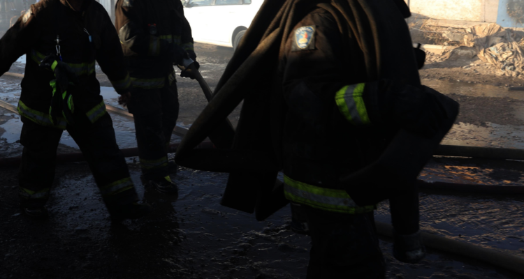Bomberos en incendio