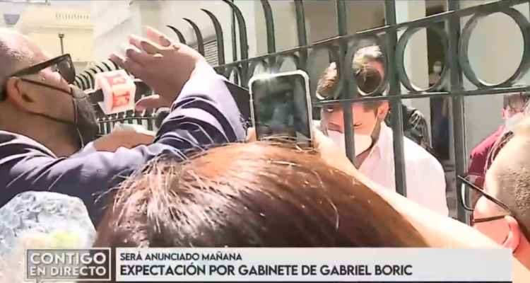 Boric bromea con periodista