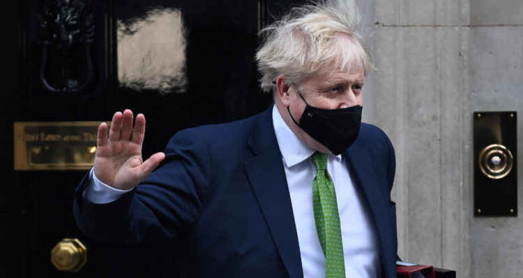 Otro golpe para Boris Johnson reportan que celebró su fiesta de cumpleaños pese a las restricciones