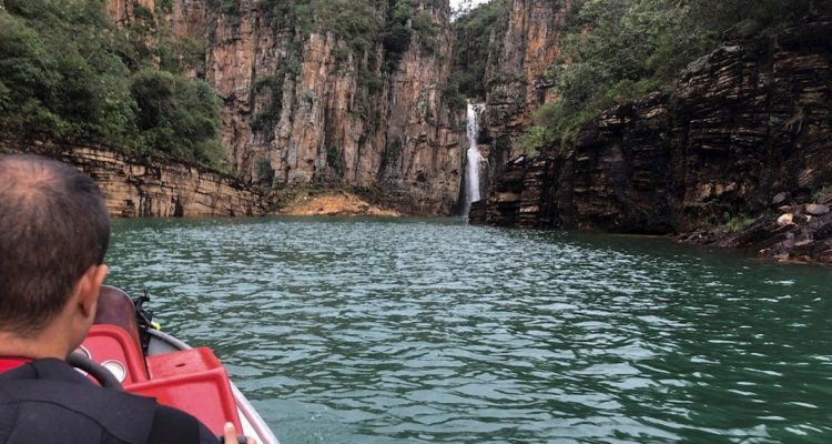 Suben a 10 los muertos tras impactante accidente provocado por caída de pared de rocas en Brasil