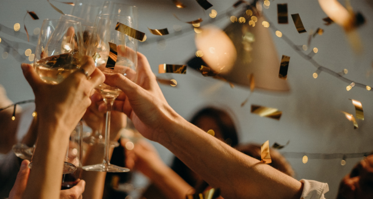 Personas celebrando en una fiesta