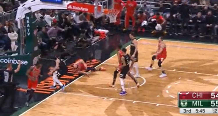 Alex Caruso tras recibir la falta.