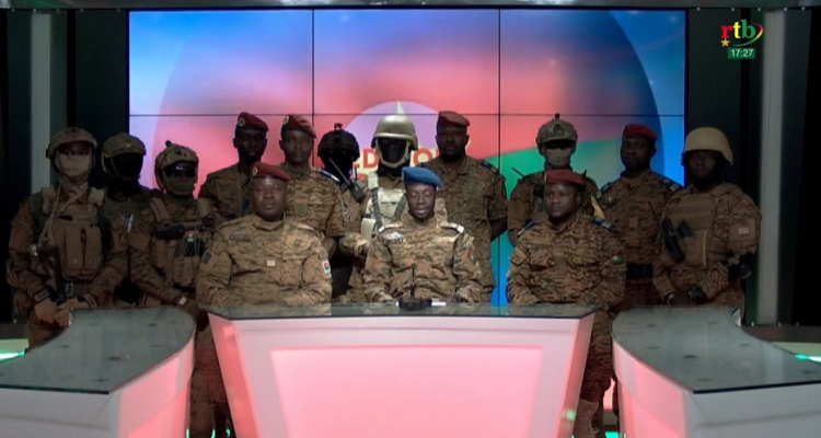 Militares golpistas anunciando la toma del poder.