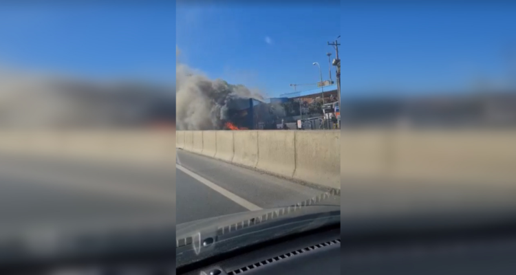Bus se incendia en la entrada del Terminal Collao.