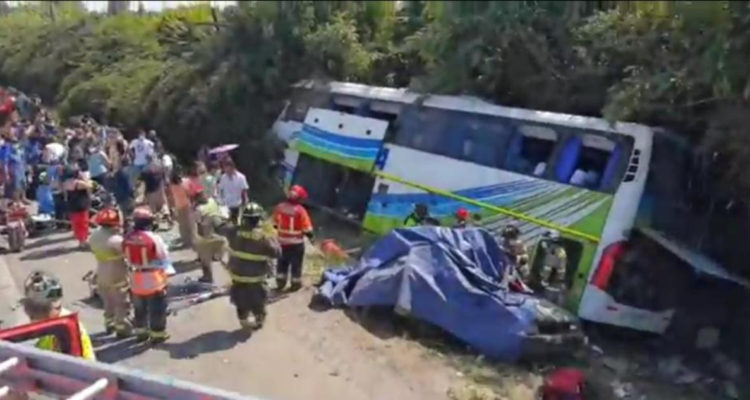 Bus interurbano vuelca tras colisionar en Graneros se reporta al menos un muerto
