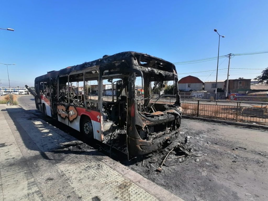 Galli por quienes quemaron 4 buses en la RM: "Son contrarios a la democracia"