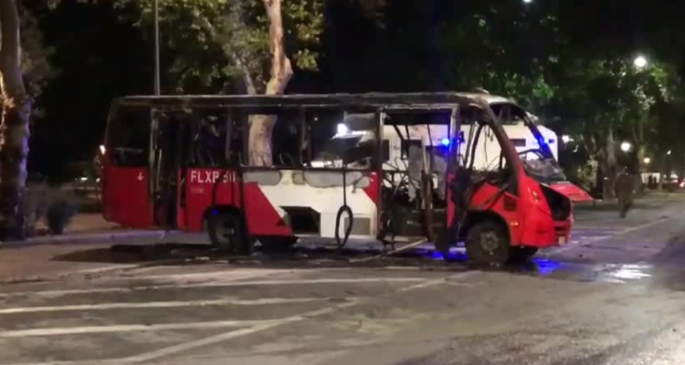 Bus quemado en Santiago