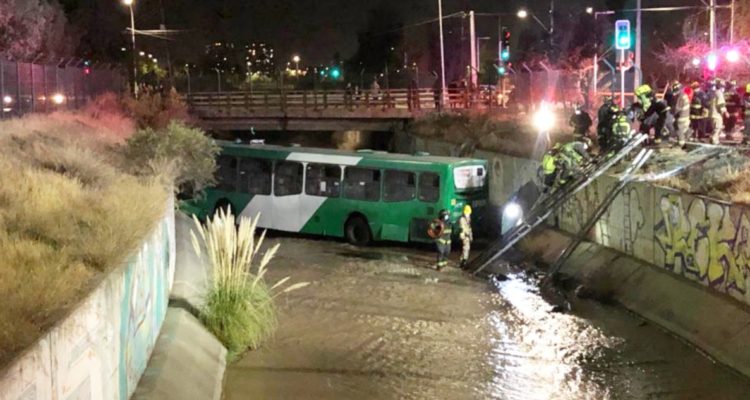 Bus del Transantiago terminó dentro del Zanjón de la Aguada tras accidente en Macul