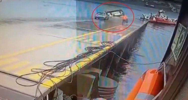 Bus cayó al mar cuando intentaba subir a una barcaza