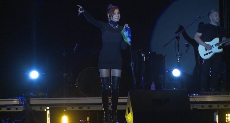 cami gallardo en el escenario