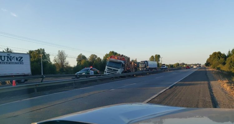 Camión atravesado en Ruta 5 Sur al sur de Cabrero