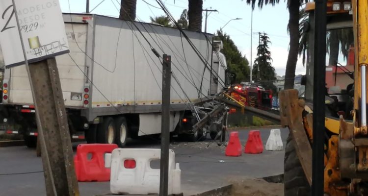 Camión derriba postes en Valdivia