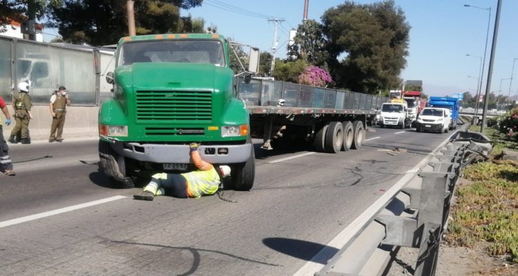 Camionero quedó grave tras accidente en Vespucio Norte: culpa la tendría conductor que lo adelantó