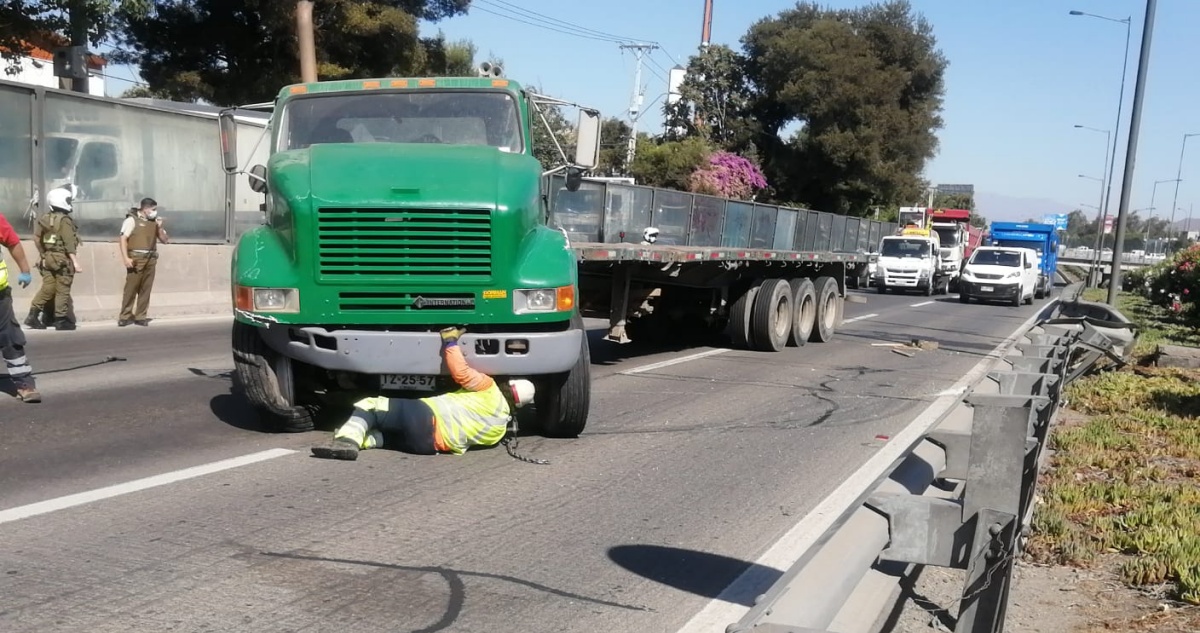 Camionero quedó grave tras accidente en Vespucio Norte: culpa la tendría conductor que lo adelantó
