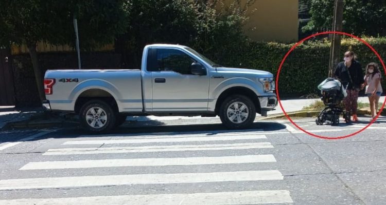 Imagen evidencia vehículo obstruyendo cruce peatonal en Parque Ecuador
