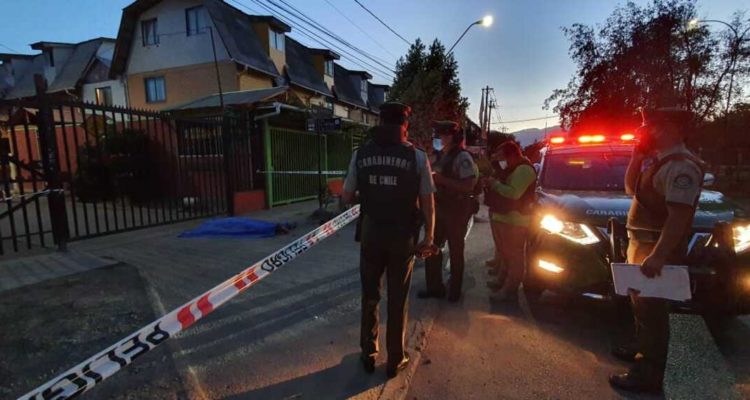 Carabineros en el lugar de los hechos, junto al cuerpo fallecido.