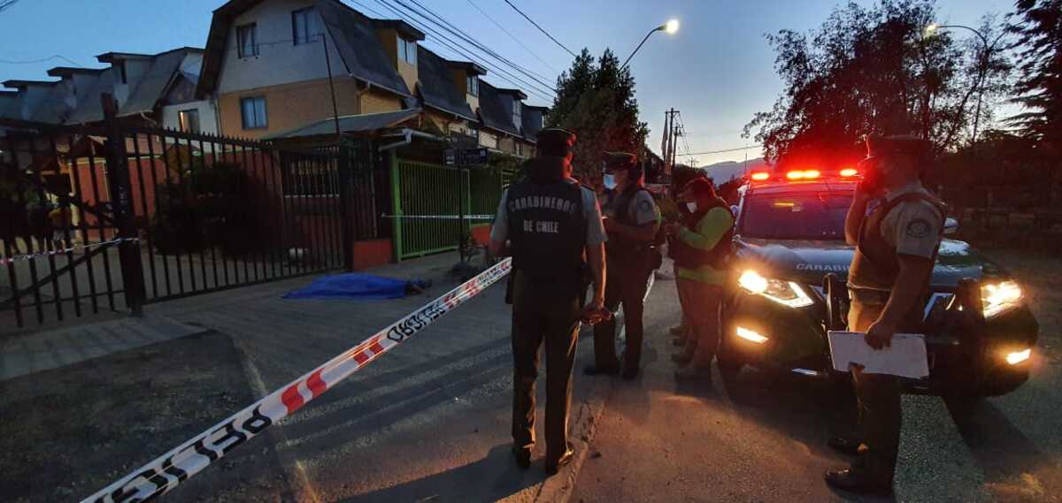 Carabineros en el lugar de los hechos, junto al cuerpo fallecido.