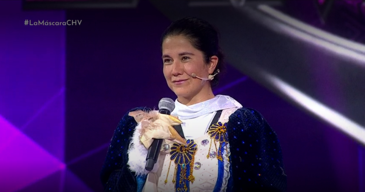 Carolina Soto desenmascarada del traje de Lechuza en el programa.