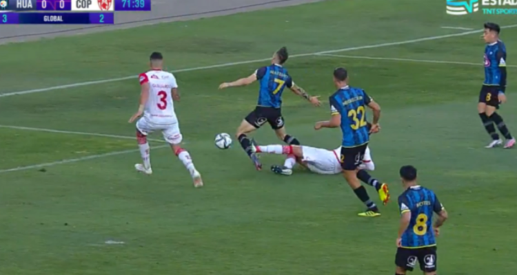 Jugada polémica en la promoción