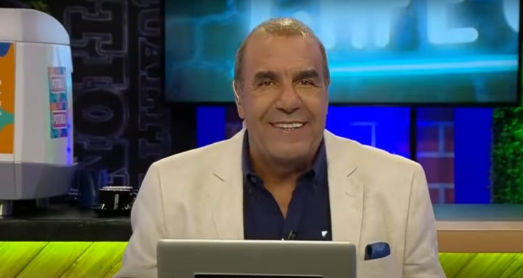 El humorista Checho Hirante en su programa Café Cargado en La Red.