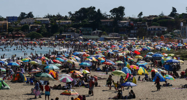 Playa llena en medio de récord de casos nuevos de covid-19 en Chile